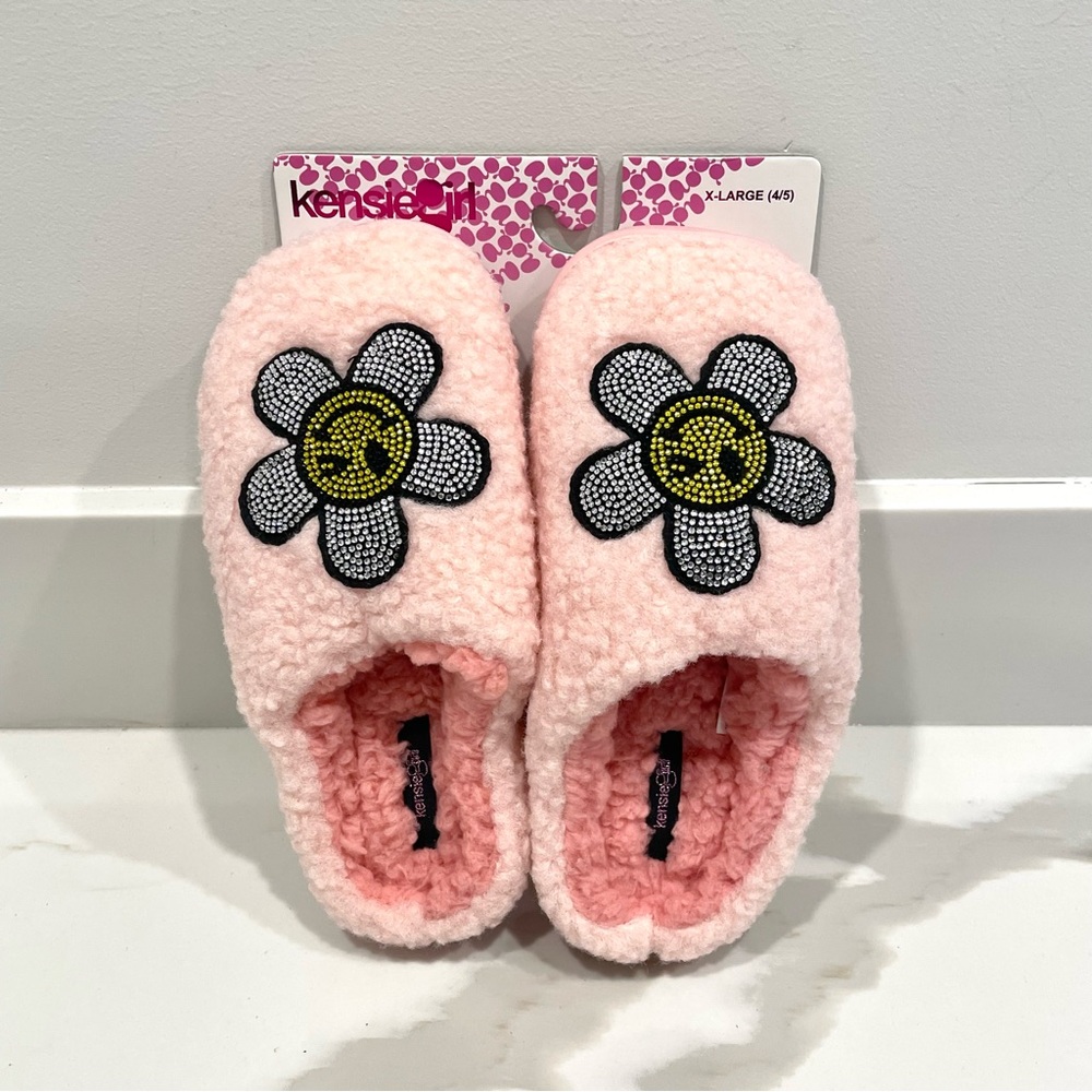NWT Kensie Girl Daisy Rhinestone Flower Slippers (size 4-5)